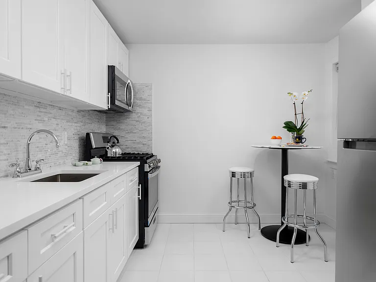 Crestwood Lake Apartments — Photo 52