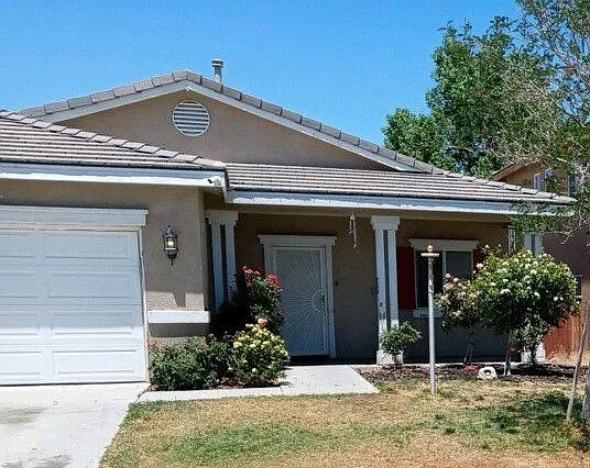 4 bed, 2.0 bath, 1693 sqft, $2,900 — Photo 1