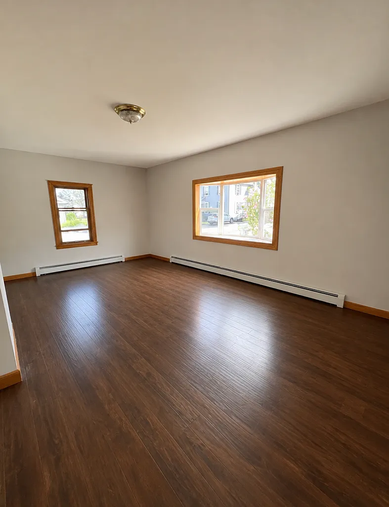 3 bed, 1400 sqft, $2,400 — Photo 2