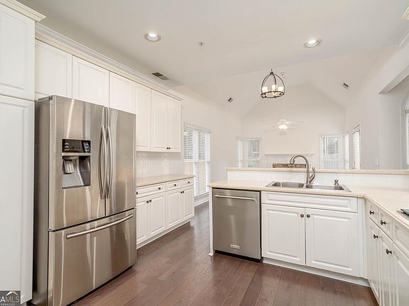 3rd image of 1233 Parkview Ln NW