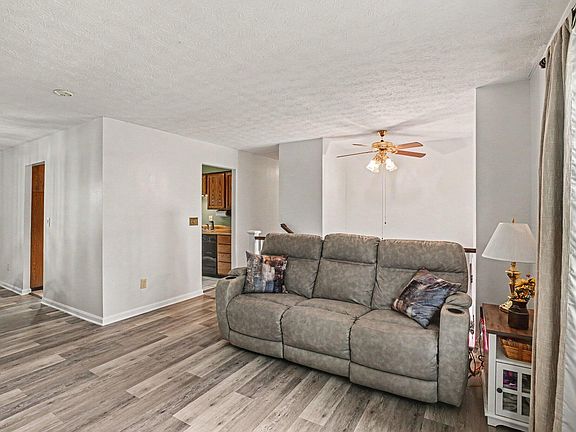 4th image of 31 Westwood Dr