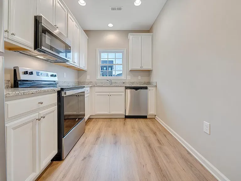 915 Holland Loop NW — Photo 7