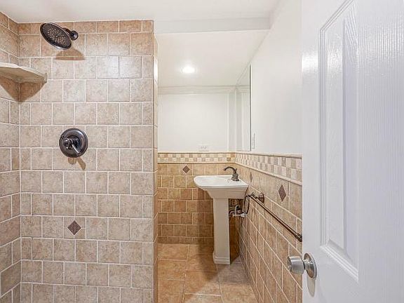 3rd image of 302 Lombard St #A