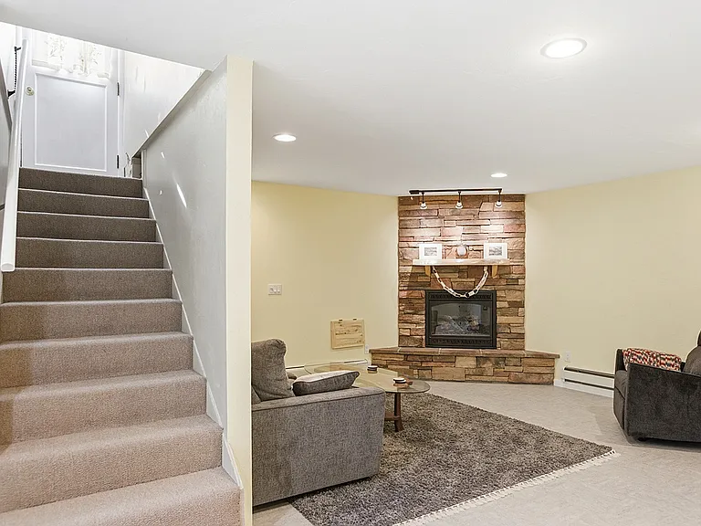 814 Stuart St — Photo 15