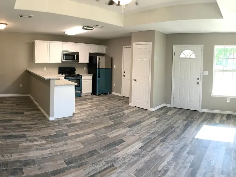 920 Center St — Photo 4
