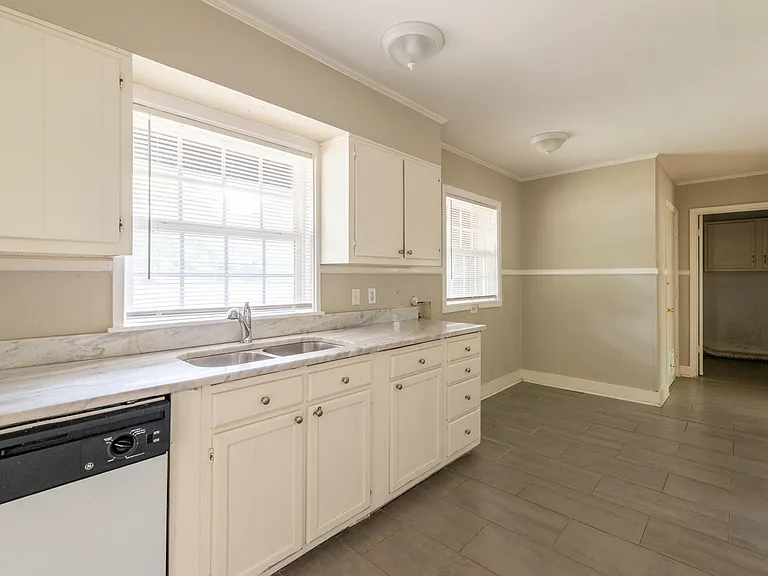 376 N Graham St — Photo 8