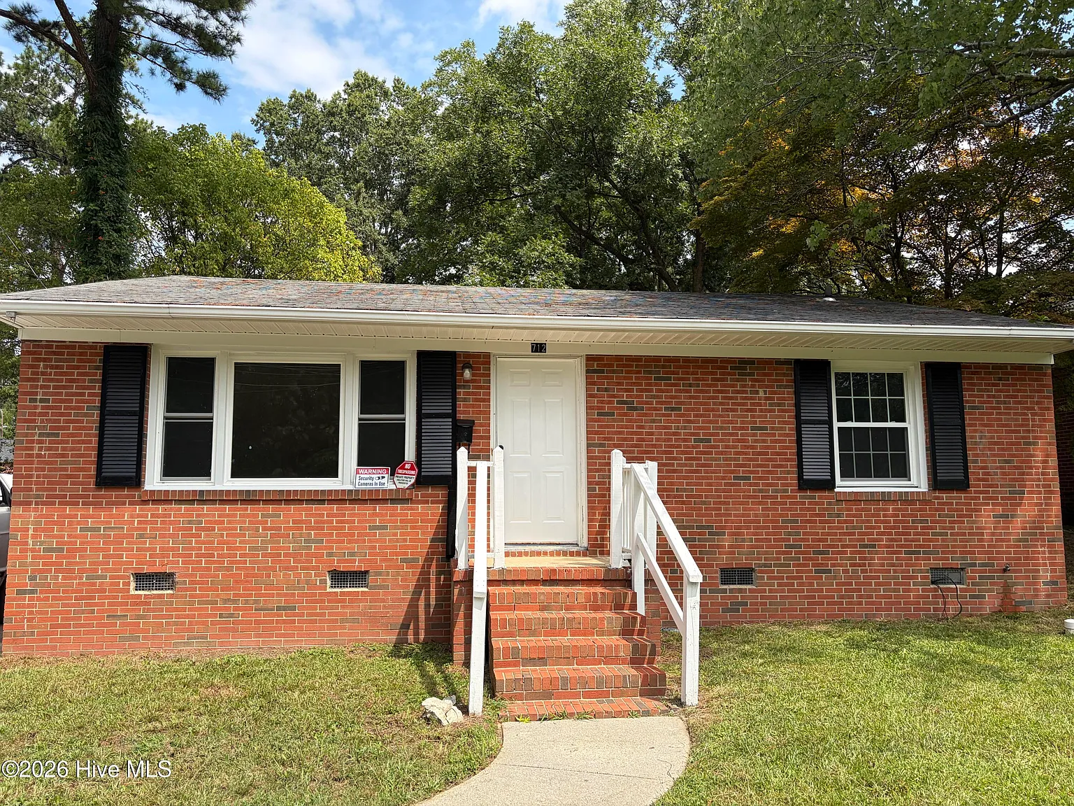 3 bed, 1.0 bath, 938 sqft, $1,200 — Photo 1