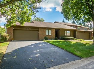 51 Great Wood Cir, Fairport, NY 14450