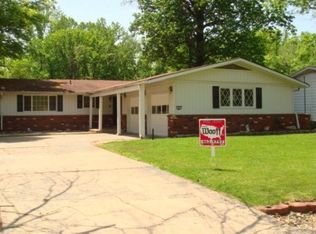 341 Hand Dr, Godfrey, IL 62035