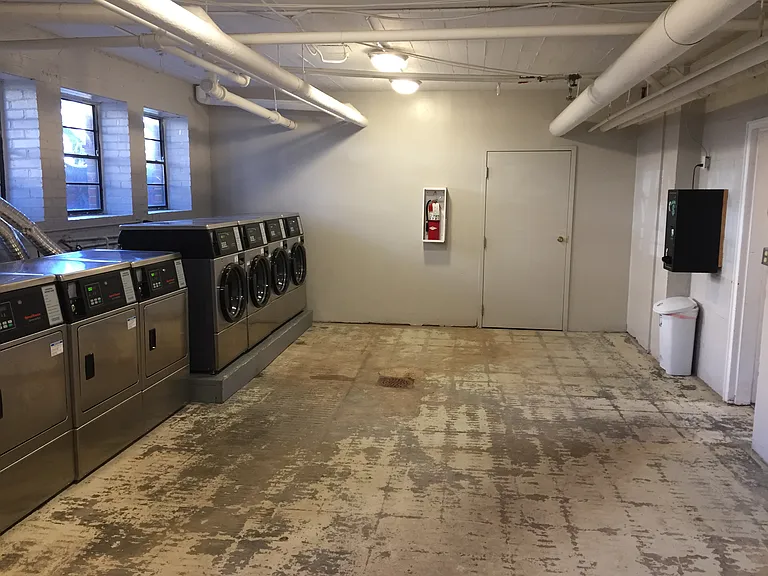 On-Site Coin Laundry (1 of 4)