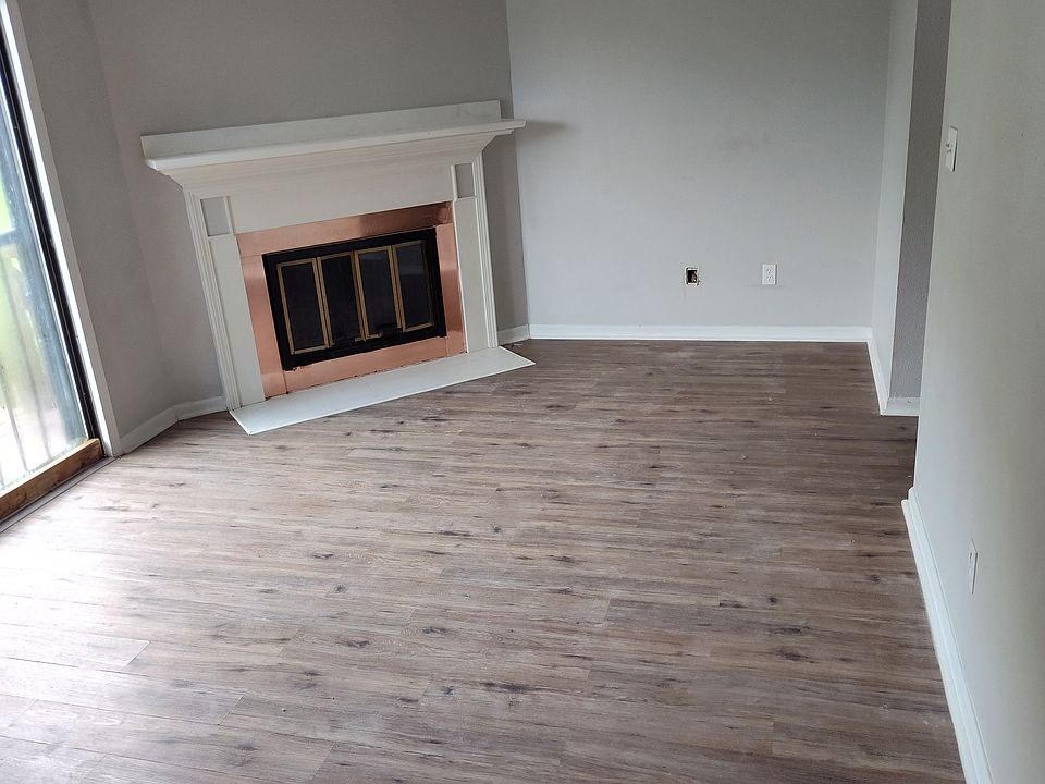 Living room again. I'm not a photographer lol.