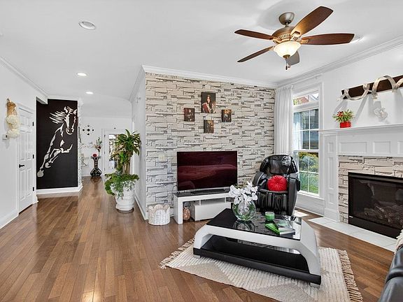 4th image of 50 Peyton Randolph Ct