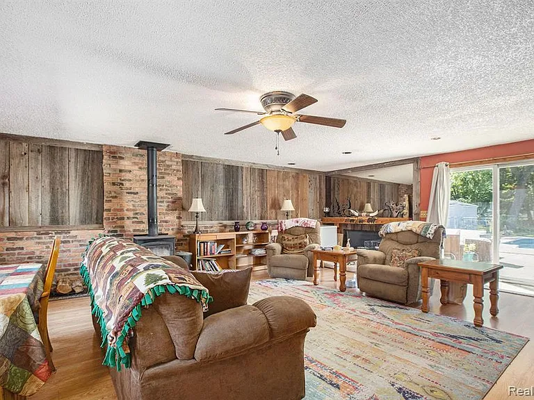 2752 Dashwood Dr — Photo 2