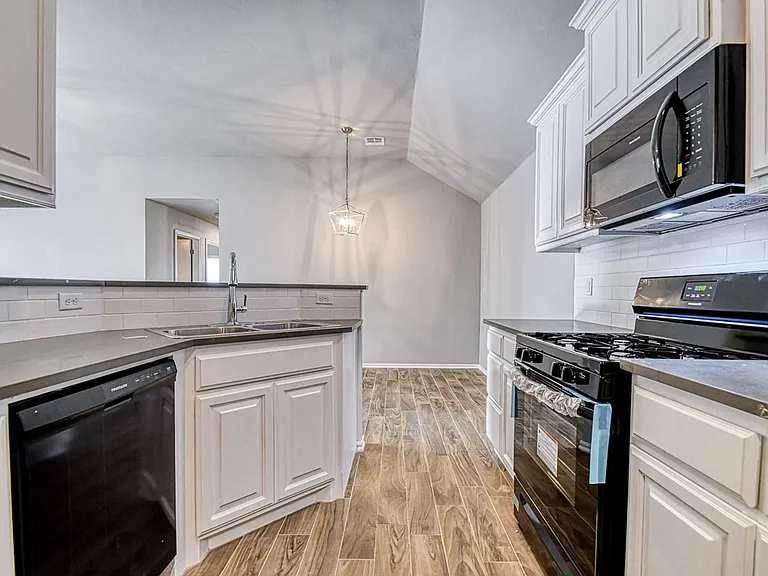 1005 Saint Cecil — Photo 14