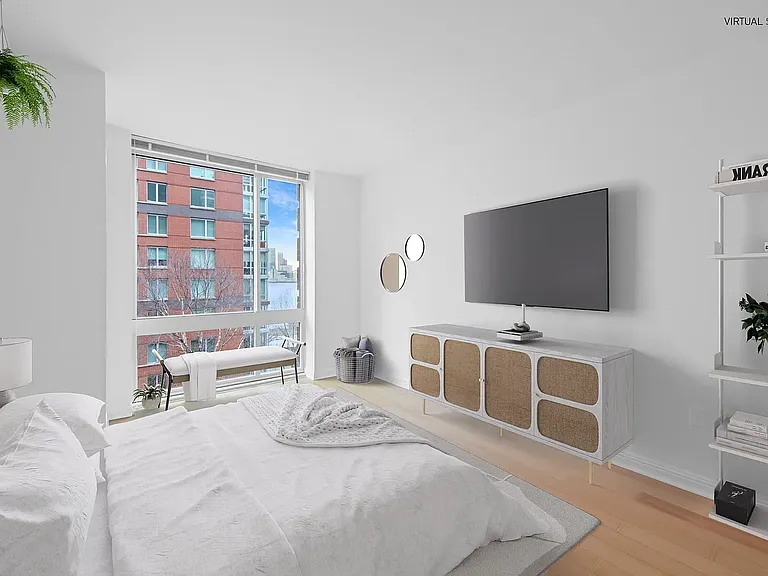 211 N End Ave #14H — Photo 1