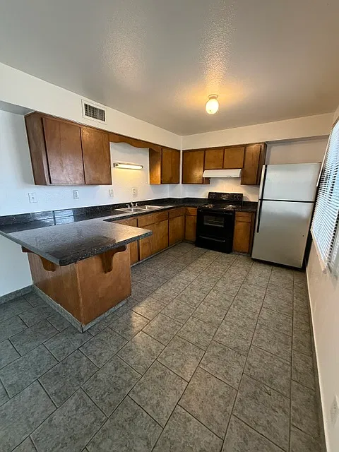 3 bed, 1200 sqft, $1,590 — Photo 2
