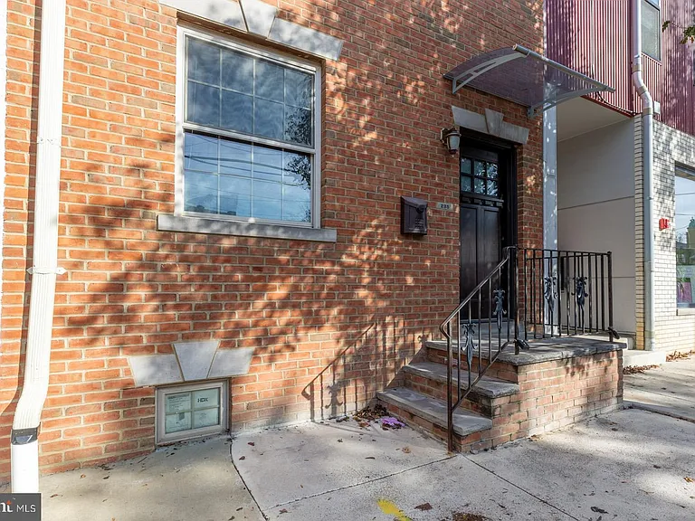 235 W Jefferson St — Photo 30