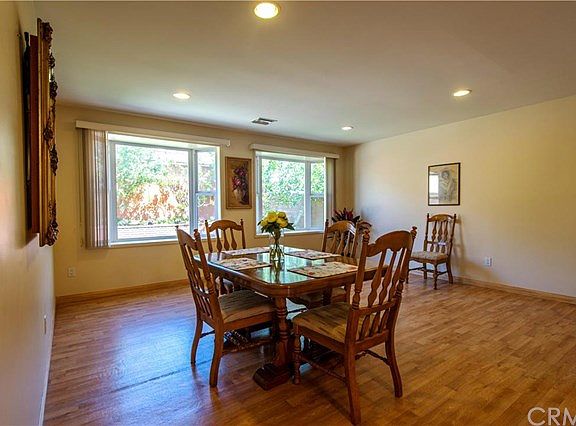 4th image of 984 Grove Pl