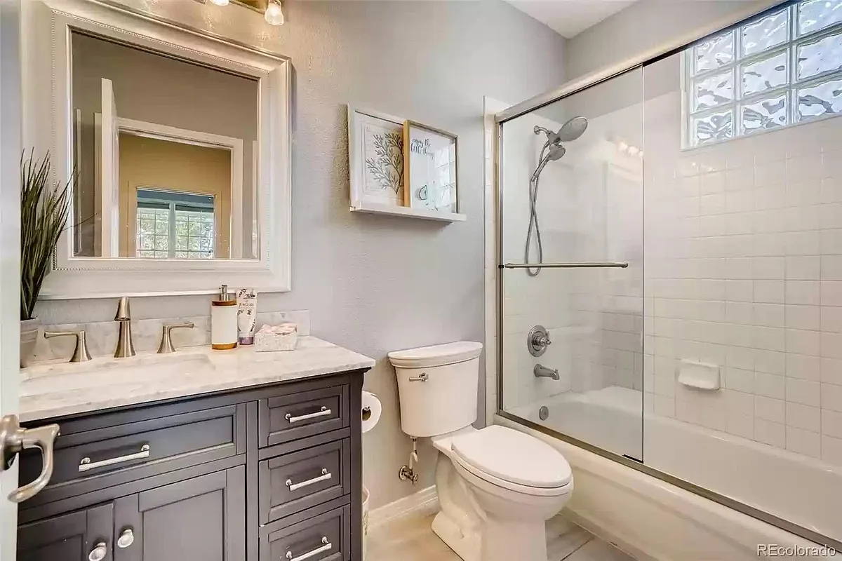Full size guest bathroom on main floor - 3254 Brushwood Dr