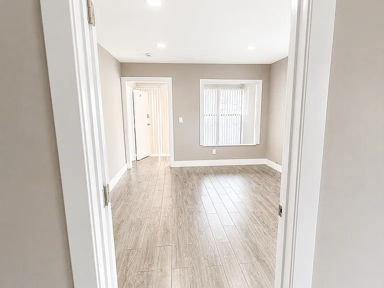 110 N 5th St #6 — Photo 3