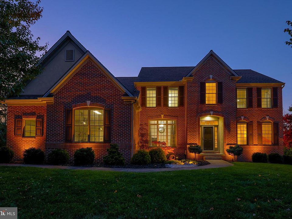 1st image of 700 Goddard Dr