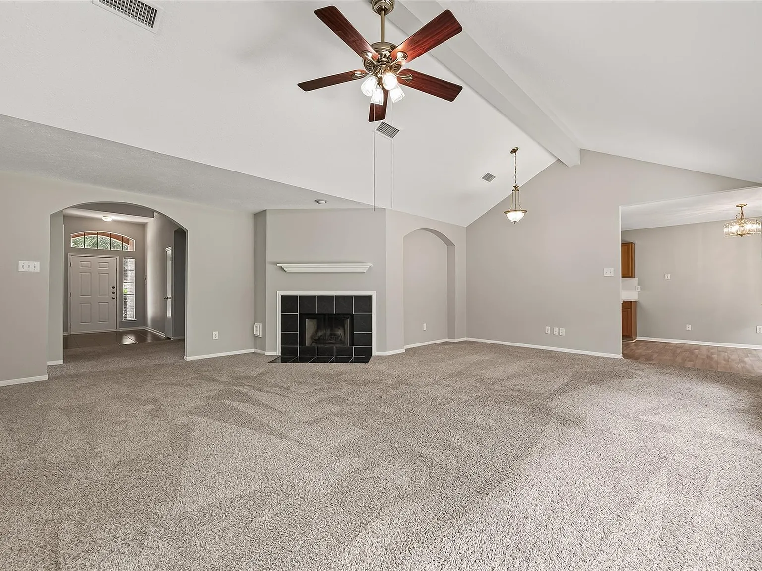 4 bed, 2.0 bath, 1918 sqft, $2,160 — Photo 4