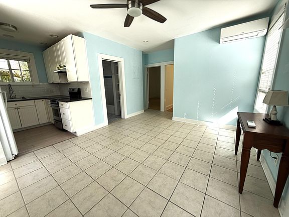 3rd image of 1527 Von Phister St #Up
