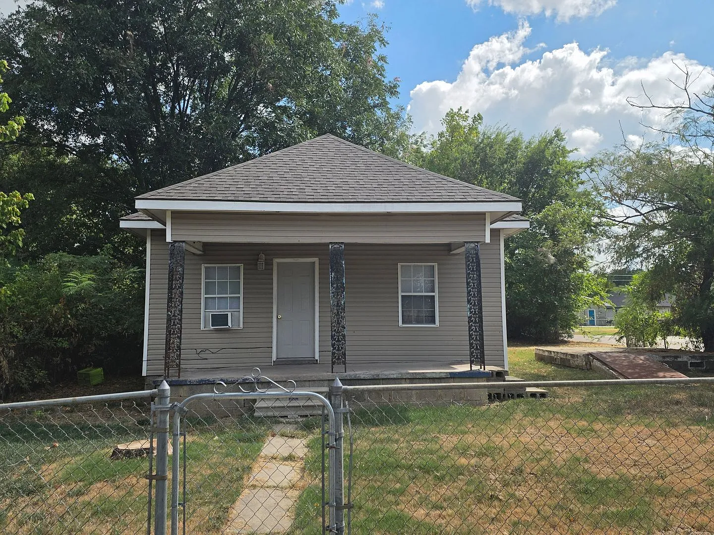 2 bed, 1.0 bath, 720 sqft, $950 — Photo 1
