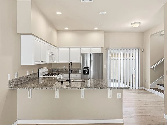 4th image of 1329 Holly Ave