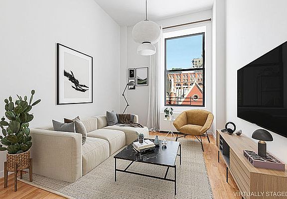 4th image of 217 W 14th St #546