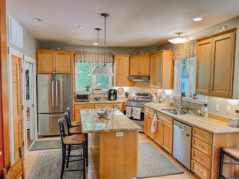 10020 Riverside Dr — Photo 4
