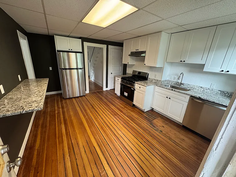 4 Clinton St — Photo 2