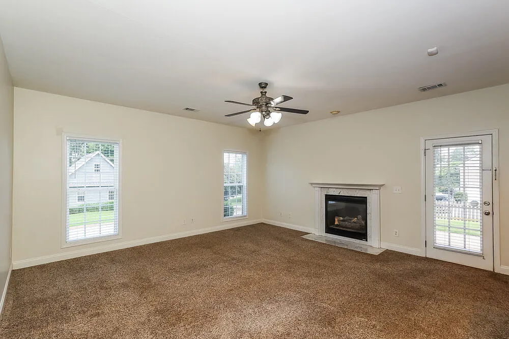 4 bed, 2.5 bath, 2232 sqft, $2,265 — Photo 4