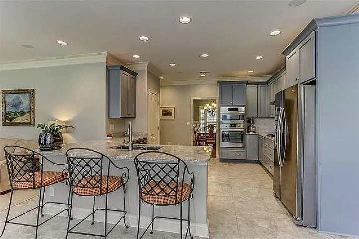 2520 Fox Hill Dr — Photo 9