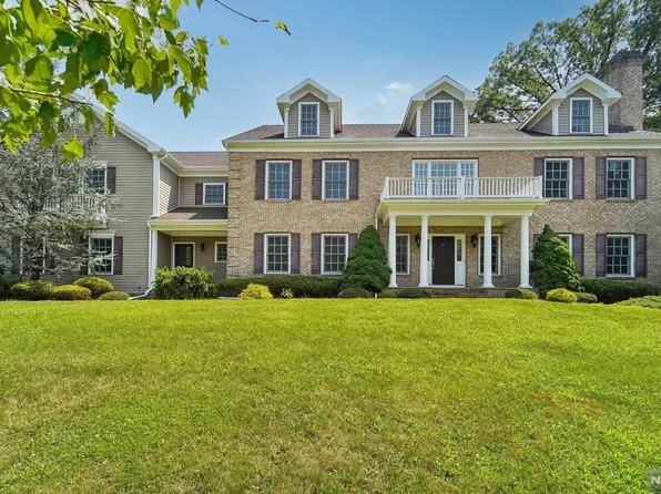 39 Meadow Lake Dr, Mahwah, NJ 07430