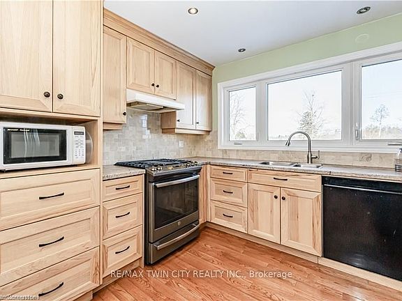 5th image of 15 Greenbrook Dr