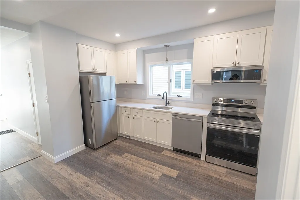 1 bed, 1.0 bath, 800 sqft, $2,400 — Photo 2