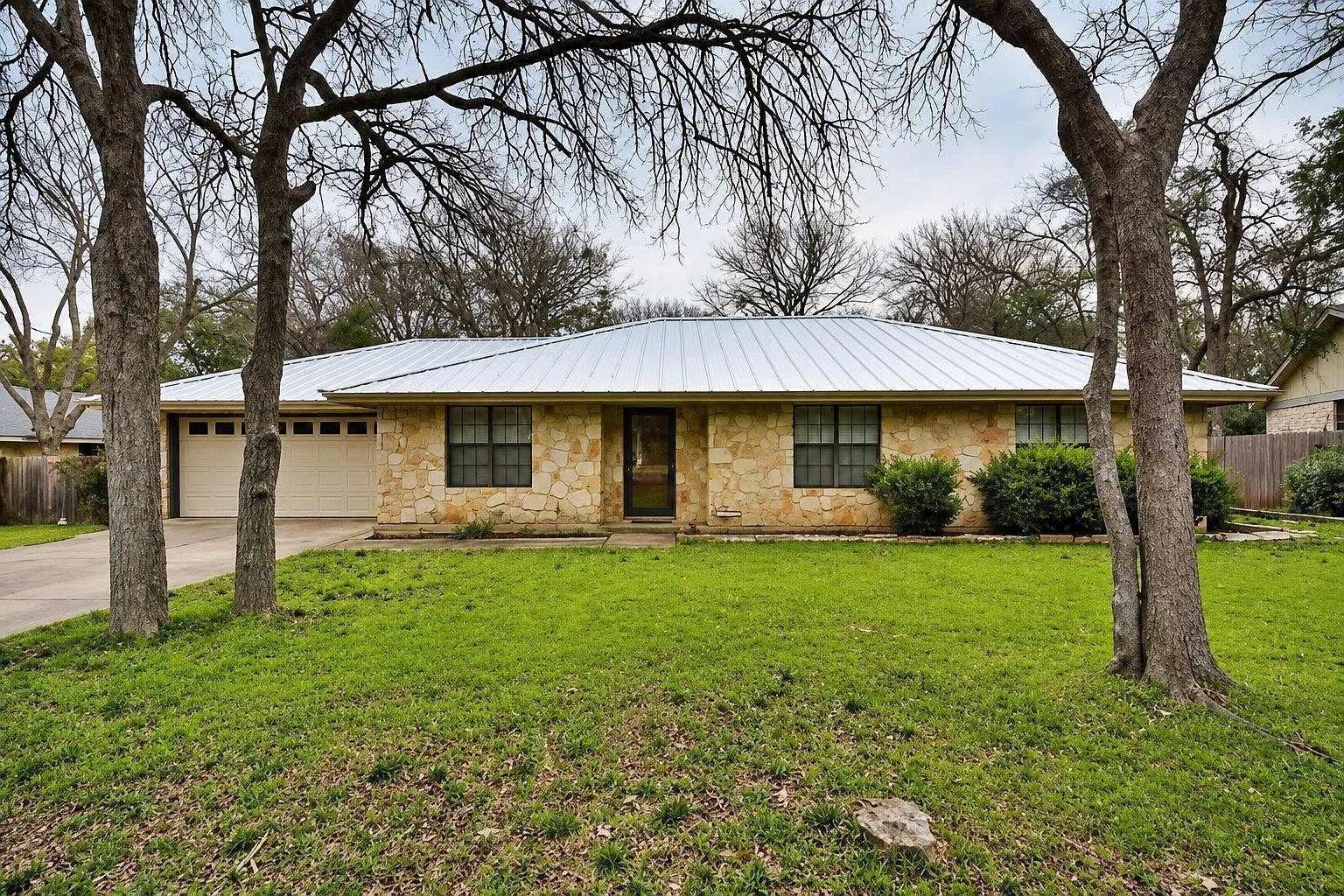 3 bed, 2.0 bath, 2013 sqft, $2,200 — Photo 1