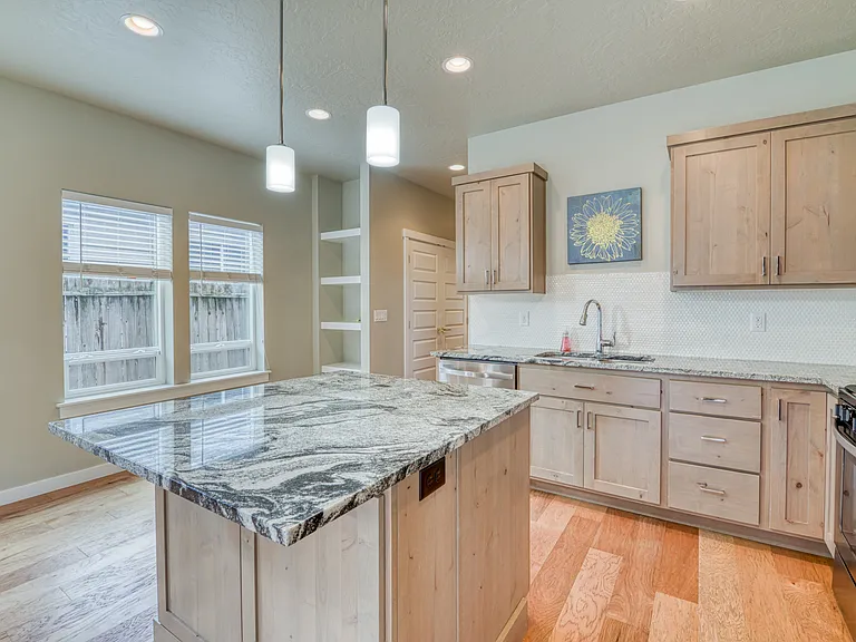 1818 S Grant Ave — Photo 15