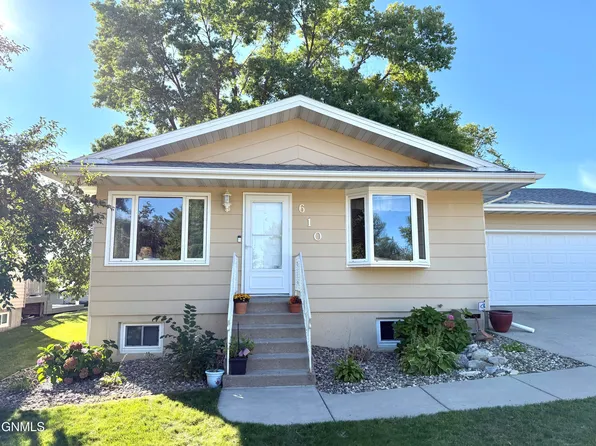 610 N 25th St, Bismarck, ND 58501