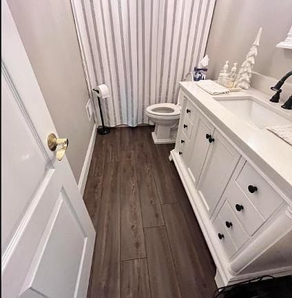 4th image of 110 Tysens Ln #1