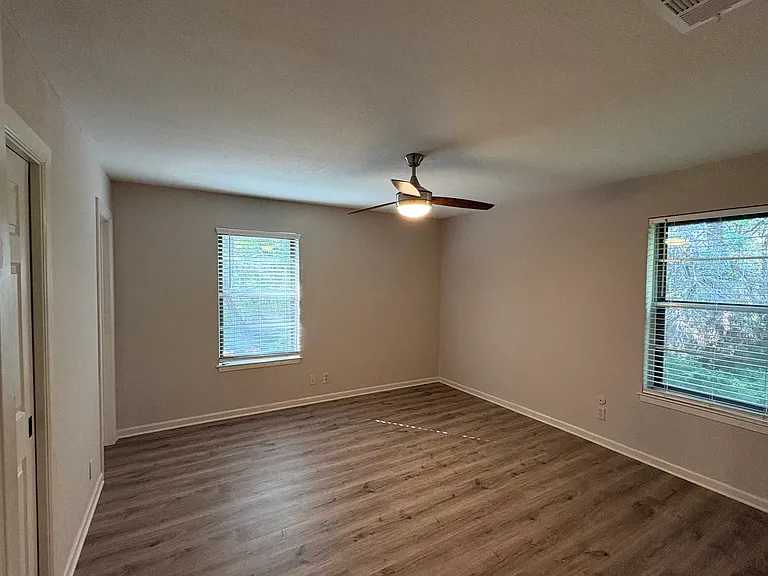 520 Crestwood Dr — Photo 8