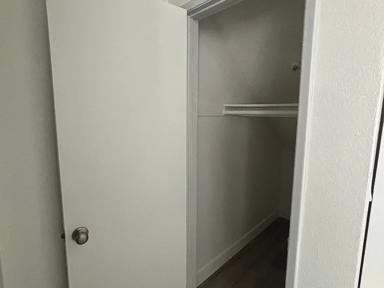 Welcome to 12909 Cordary Ave Comfort & Convenience in the Heart of Hawthorne! — Photo 11