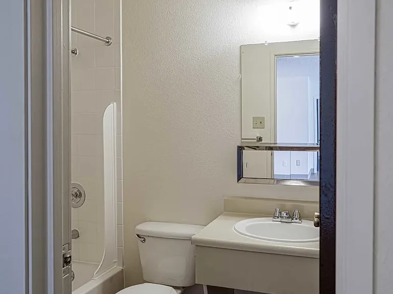 Pine Creek Apartments — Photo 18