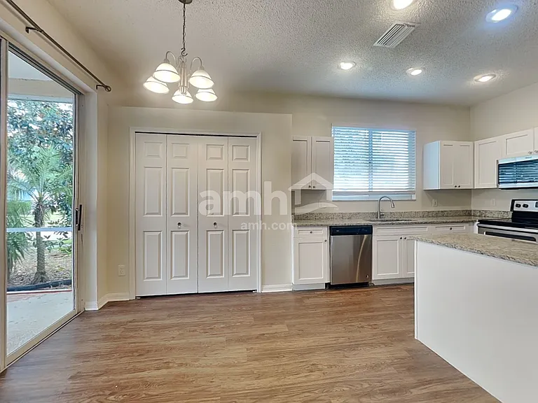18212 Holly Hills Way — Photo 4
