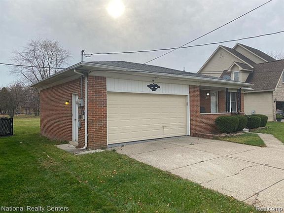 3rd image of 2106 Oakcrest Rd