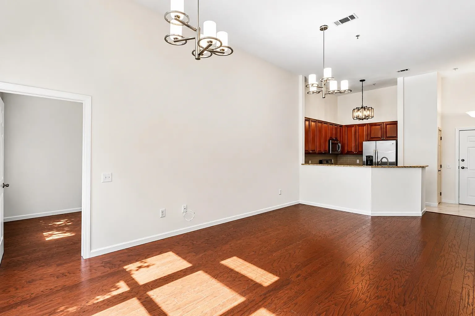 2 bed, 1.5 bath, 1085 sqft, $5,200 — Photo 4