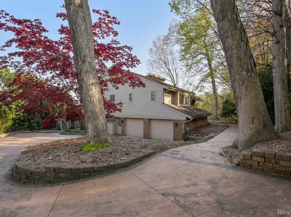 2996 Loon Lake Shores Rd, Waterford, MI 48329