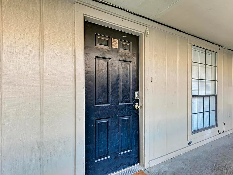 2401 Leon St #300 — Photo 5