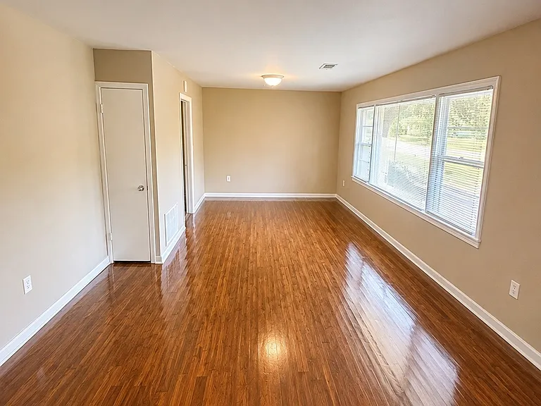 734 Montclair Pl — Photo 2